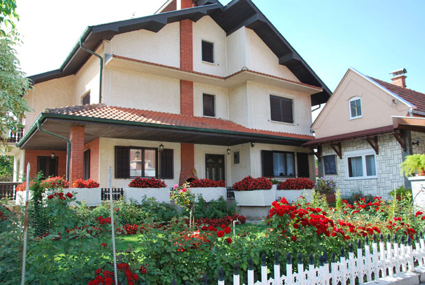 МОНСТРУОЗAН ЗЛОЧИН КОД СВИЛАЈНЦА: Жена, муж и љубавник бутељком убили старца, тело сместили у пртљажник кола!